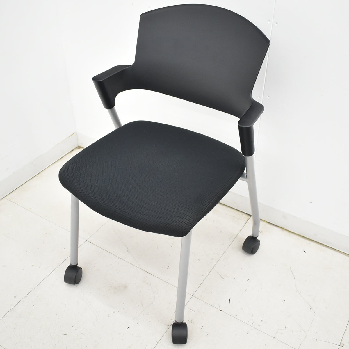 【中古】 コクヨ　プロッティ　ミーティングチェア　キャスター付　ブラック　幅550　2025122403【中古オフィス家具】