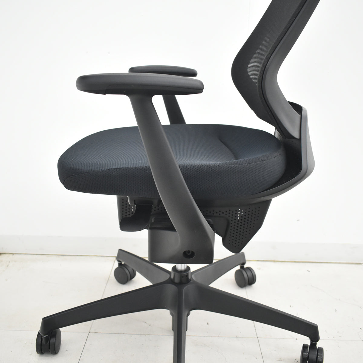 【中古】コクヨ　イング　固定肘　バーチカルタイプ　ブラック　2025122404【中古オフィス家具】