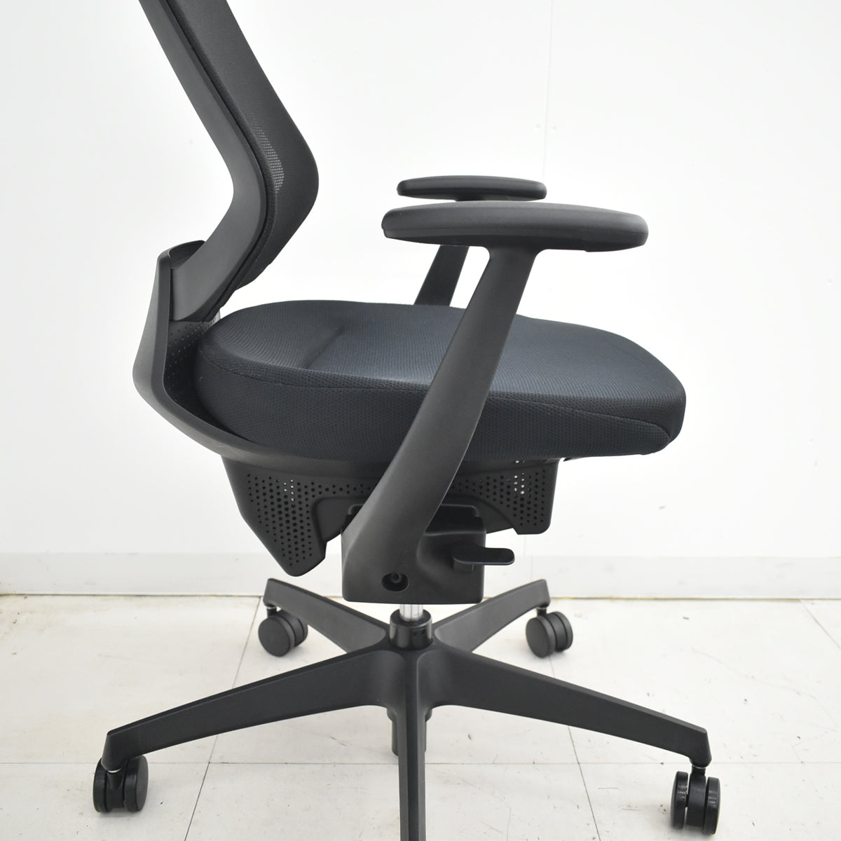 【中古】コクヨ　イング　固定肘　バーチカルタイプ　ブラック　2025122404【中古オフィス家具】