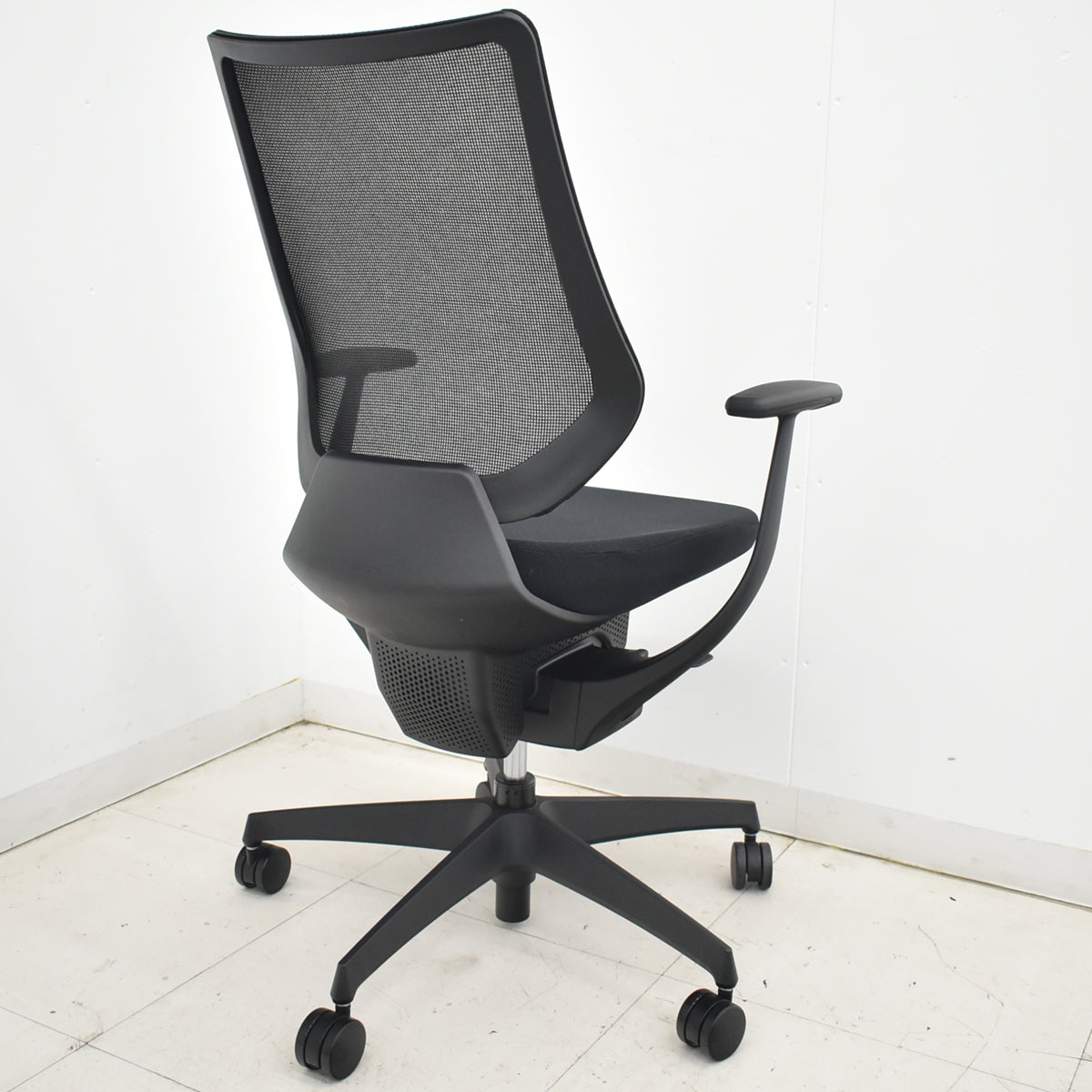 【中古】コクヨ　イング　固定肘　バーチカルタイプ　ブラック　2025122404【中古オフィス家具】