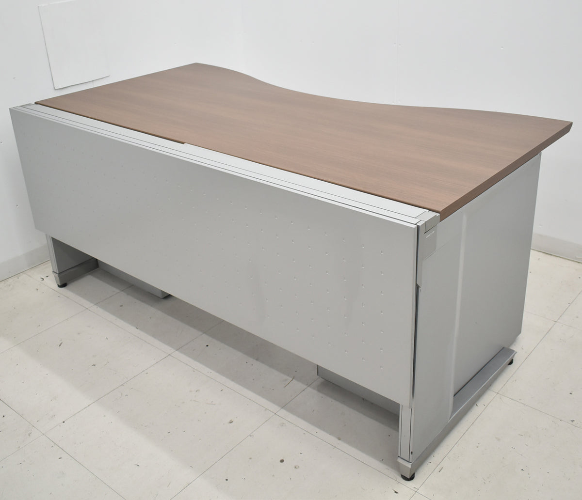 【中古】オカムラ　プロステージクレストワゴン（２台）＋ラウンドデスク幕板付　３点セット　幅1600　ネオウッドライト　2025122405【中古オフィス家具】