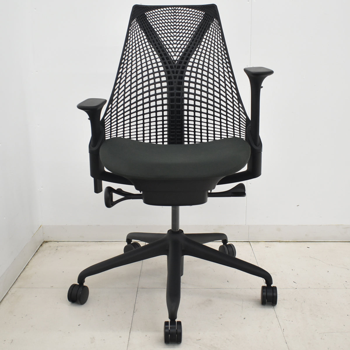 【中古】ハーマンミラー　セイルチェア　可動肘　前傾機能　2019年製　オリーブ　2025122501【中古オフィス家具】