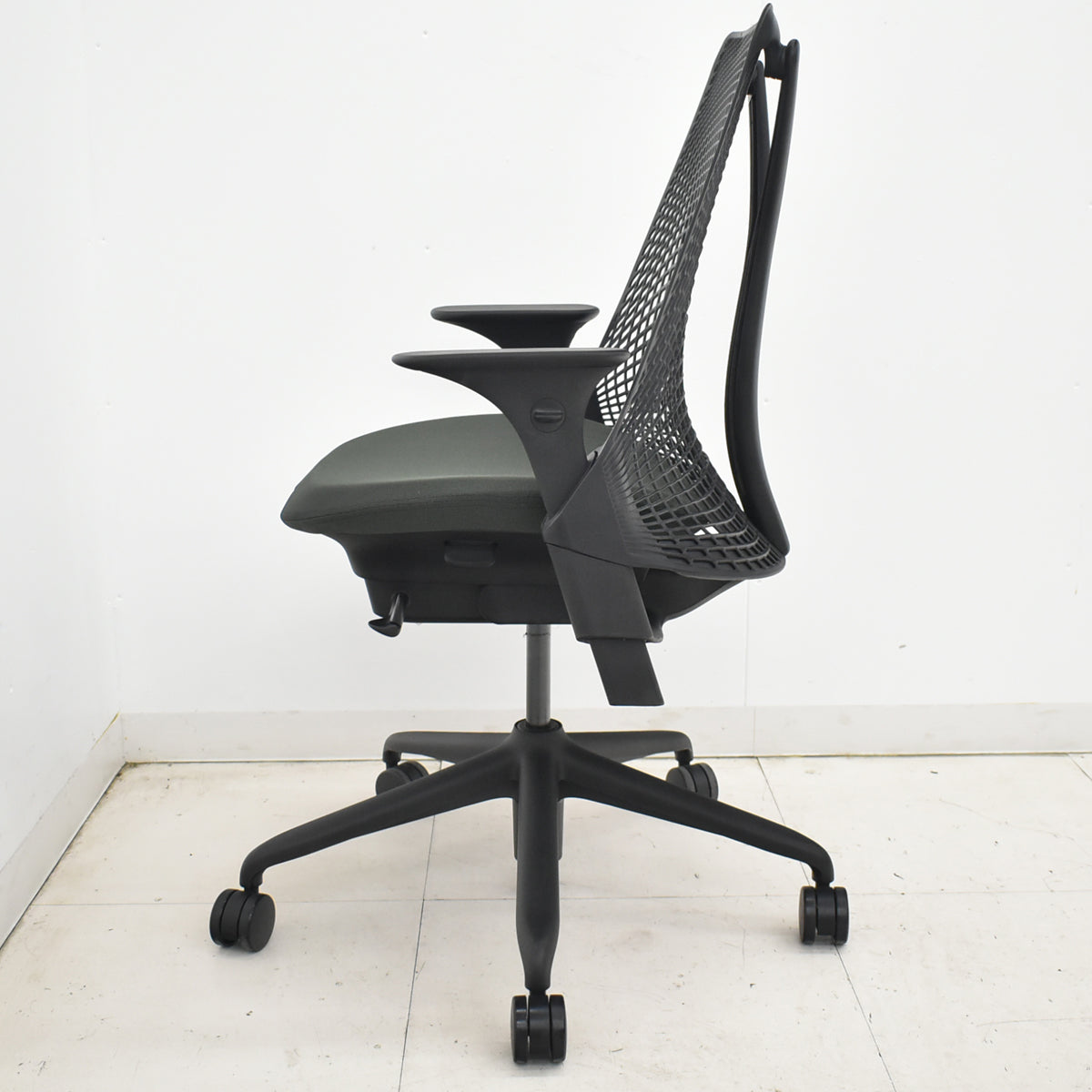 【中古】ハーマンミラー　セイルチェア　可動肘　前傾機能　2019年製　オリーブ　2025122501【中古オフィス家具】