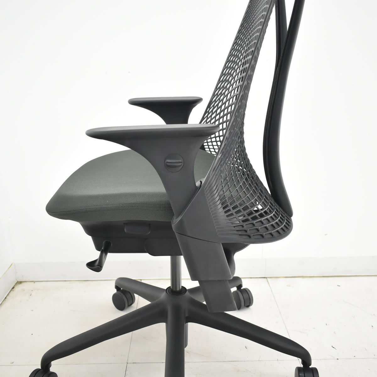 【中古】ハーマンミラー　セイルチェア　可動肘　前傾機能　2019年製　オリーブ　2025122501【中古オフィス家具】