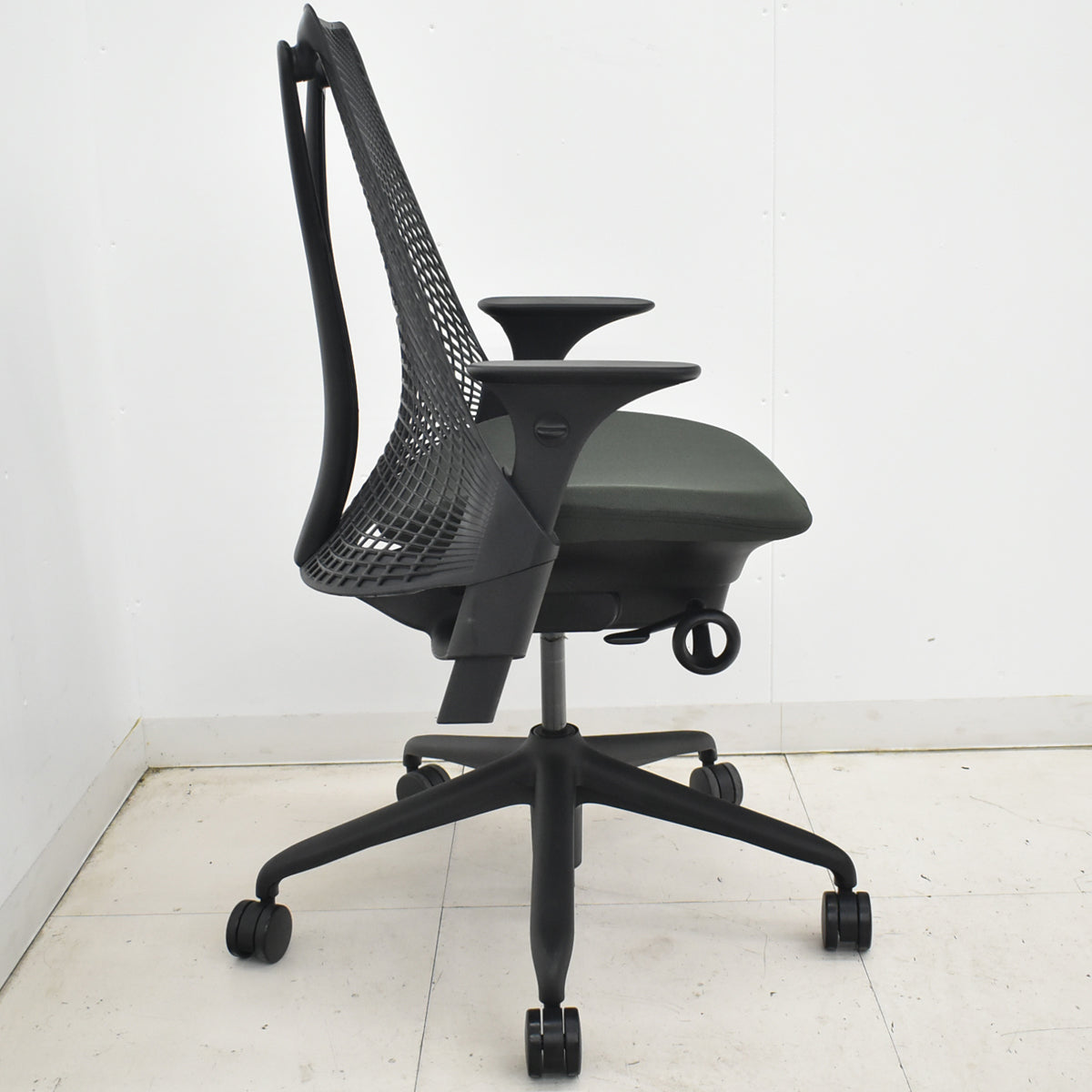 【中古】ハーマンミラー　セイルチェア　可動肘　前傾機能　2019年製　オリーブ　2025122501【中古オフィス家具】
