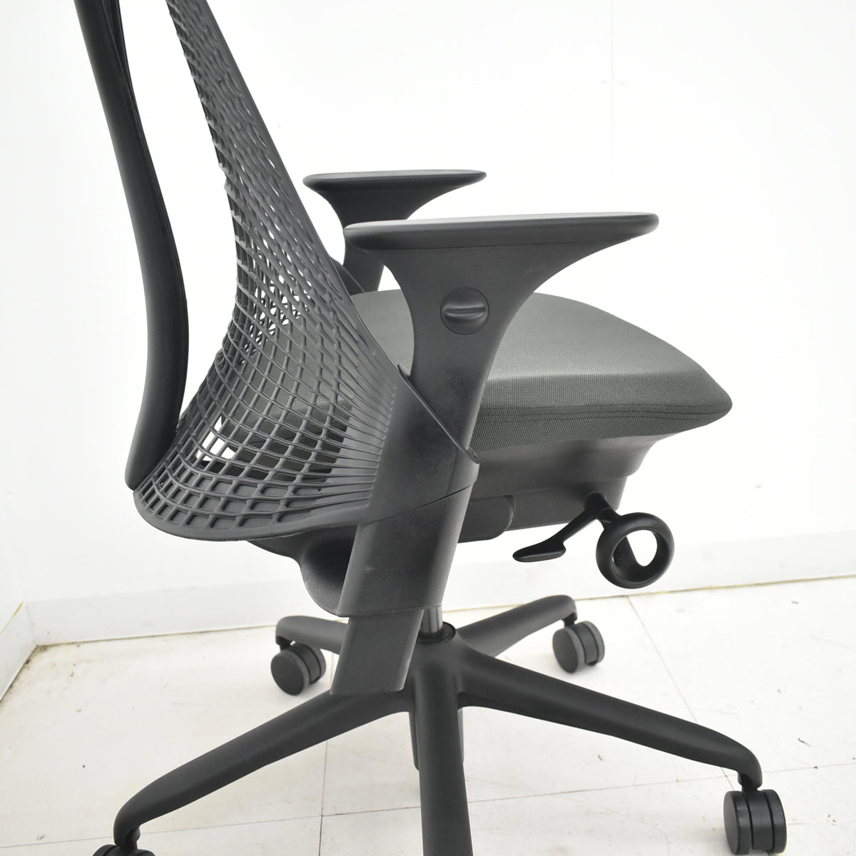 【中古】ハーマンミラー　セイルチェア　可動肘　前傾機能　2019年製　オリーブ　2025122501【中古オフィス家具】