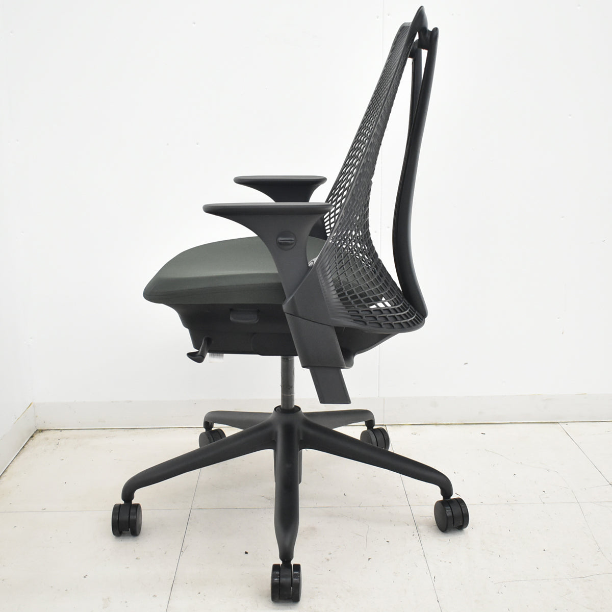 【中古】ハーマンミラー　セイルチェア　可動肘　前傾機能　2018年製　オリーブ　2025122502【中古オフィス家具】