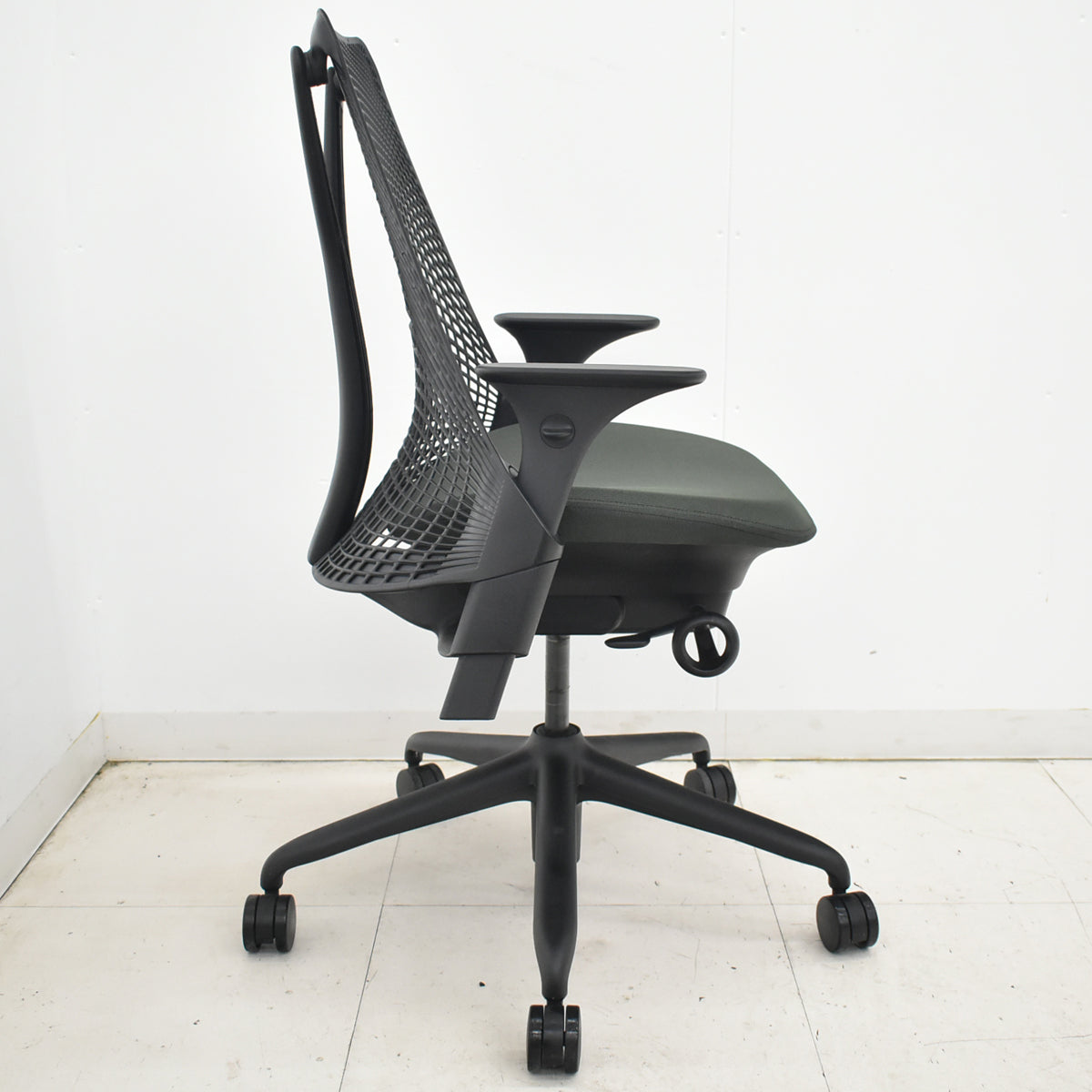 【中古】ハーマンミラー　セイルチェア　可動肘　前傾機能　2018年製　オリーブ　2025122502【中古オフィス家具】