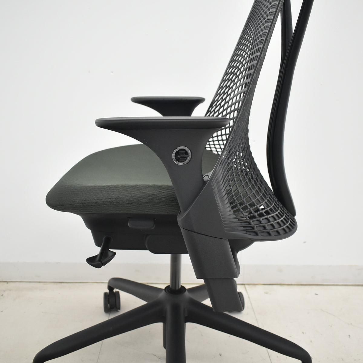 【中古】ハーマンミラー　セイルチェア　可動肘　前傾機能　2017年製　オリーブ　2025122503【中古オフィス家具】