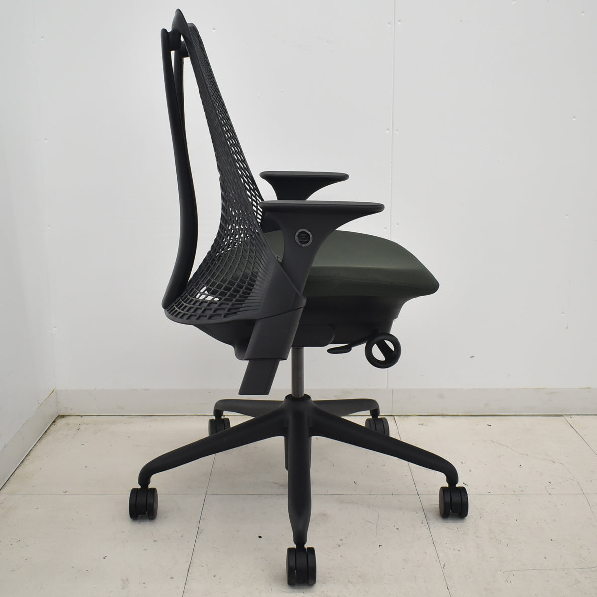 【中古】ハーマンミラー　セイルチェア　可動肘　前傾機能　2017年製　オリーブ　2025122503【中古オフィス家具】