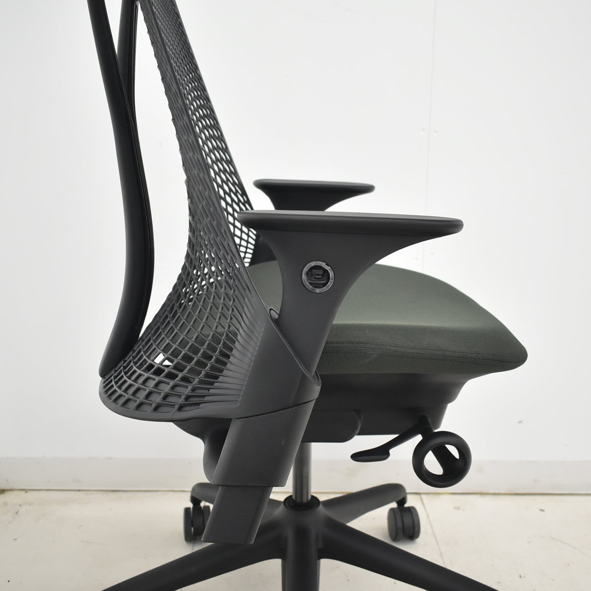【中古】ハーマンミラー　セイルチェア　可動肘　前傾機能　2017年製　オリーブ　2025122503【中古オフィス家具】