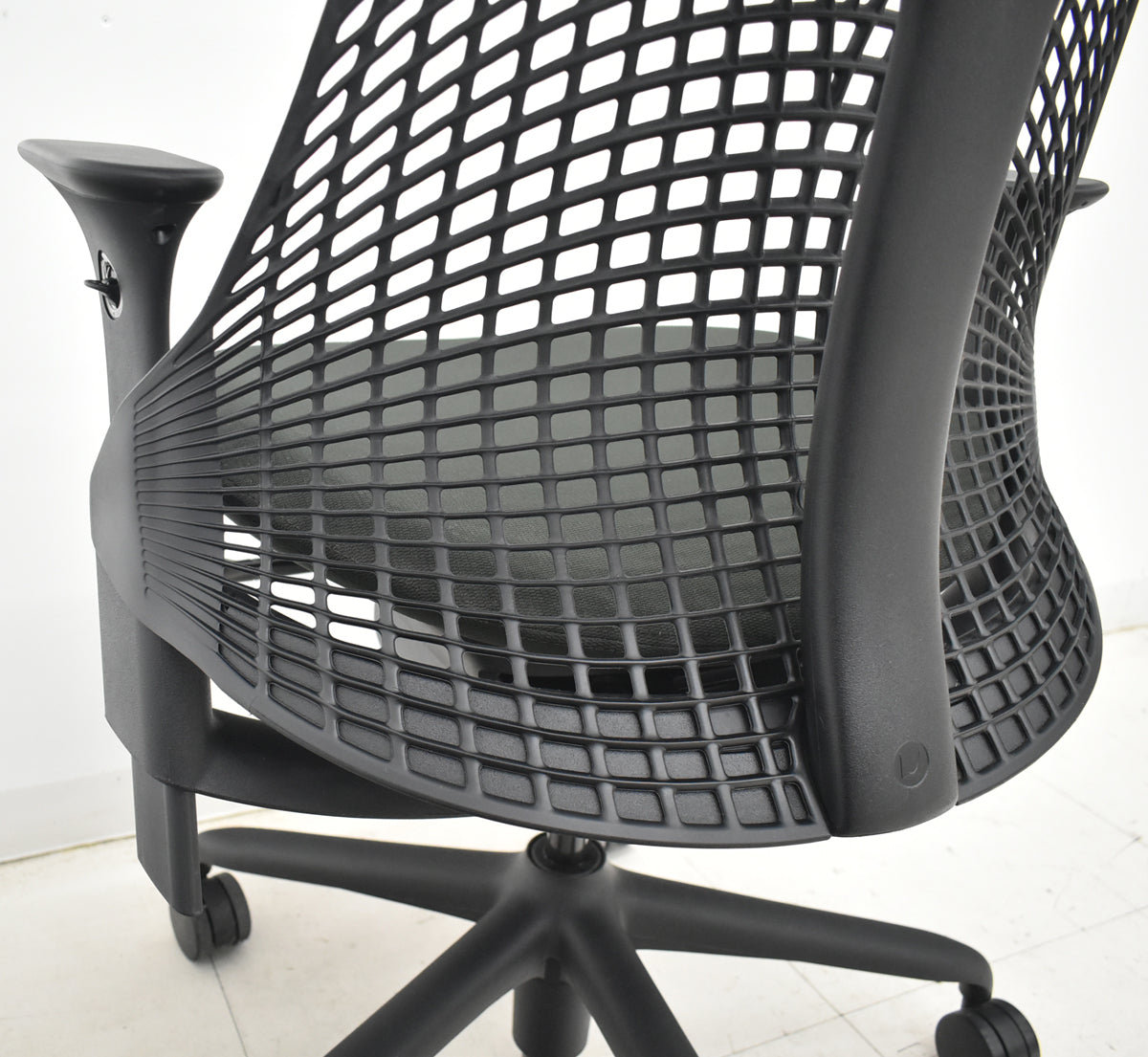 【中古】ハーマンミラー　セイルチェア　可動肘　前傾機能　2017年製　オリーブ　2025122503【中古オフィス家具】