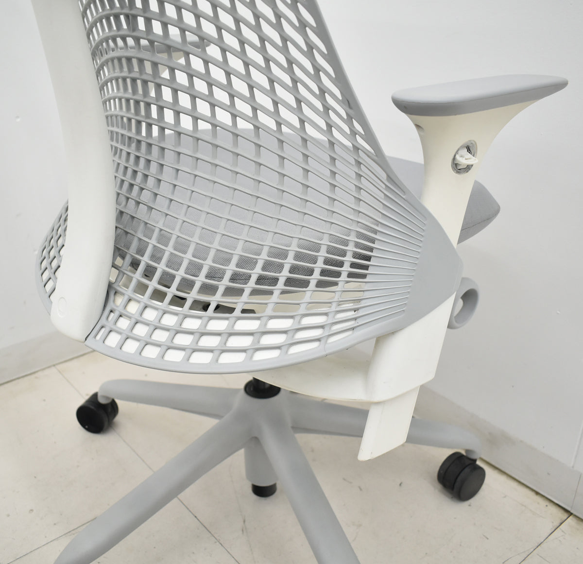【中古】ハーマンミラー　セイルチェア　可動肘　前傾機能　グレー　2025122504【中古オフィス家具】