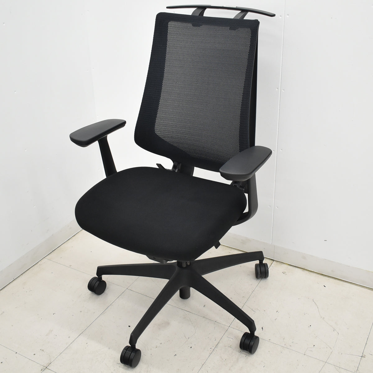 【中古】コクヨ　デュオラ　可動肘　ハンガー　ブラック　2025122601【中古オフィス家具】