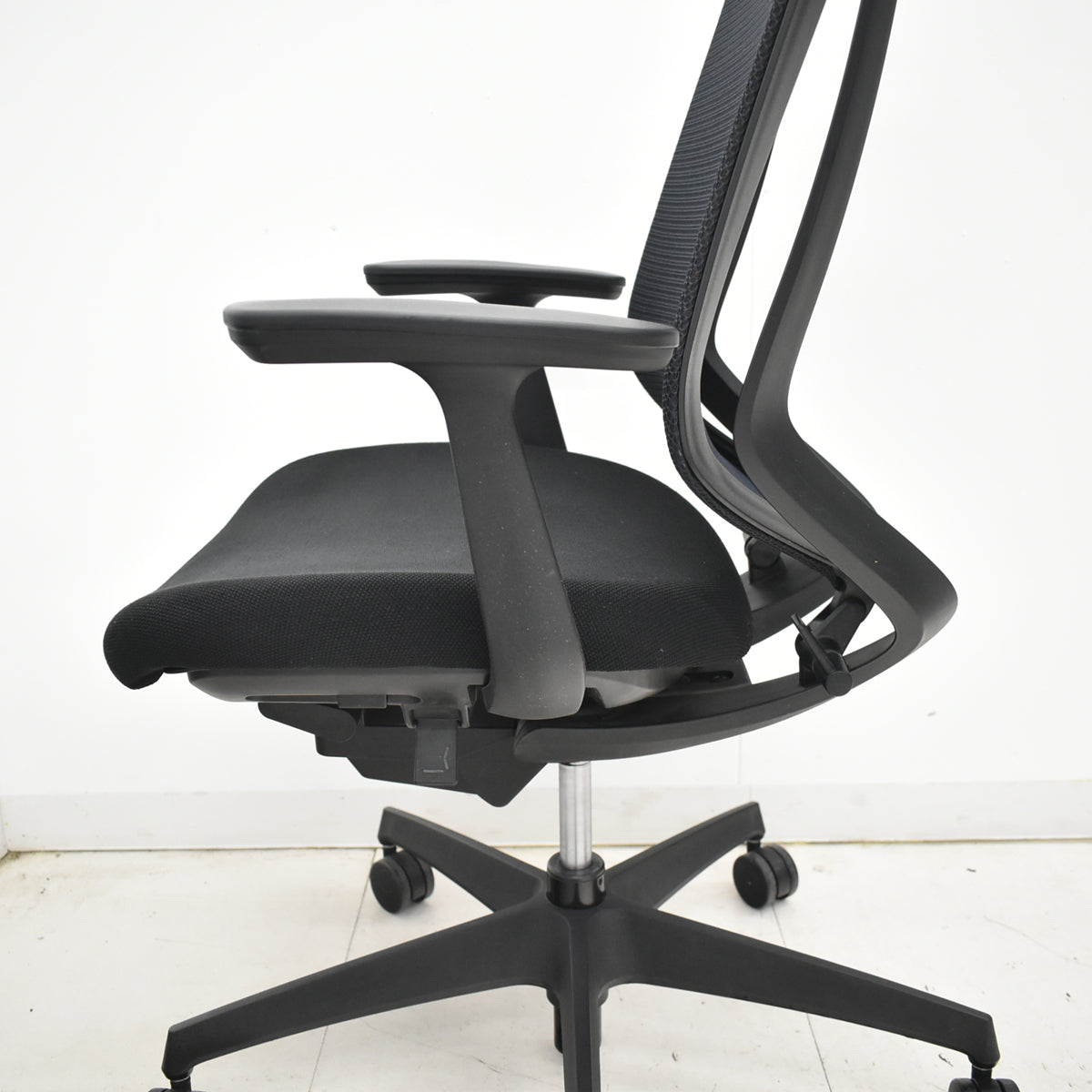 【中古】コクヨ　デュオラ　可動肘　ハンガー　ブラック　2025122601【中古オフィス家具】