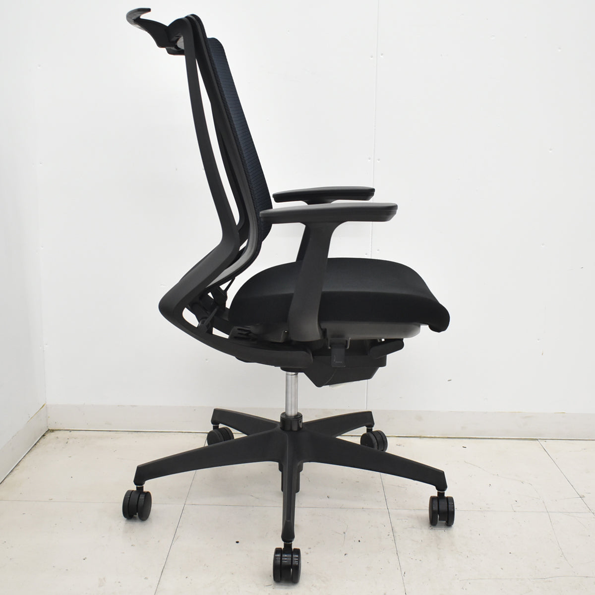 【中古】コクヨ　デュオラ　可動肘　ハンガー　ブラック　2025122601【中古オフィス家具】