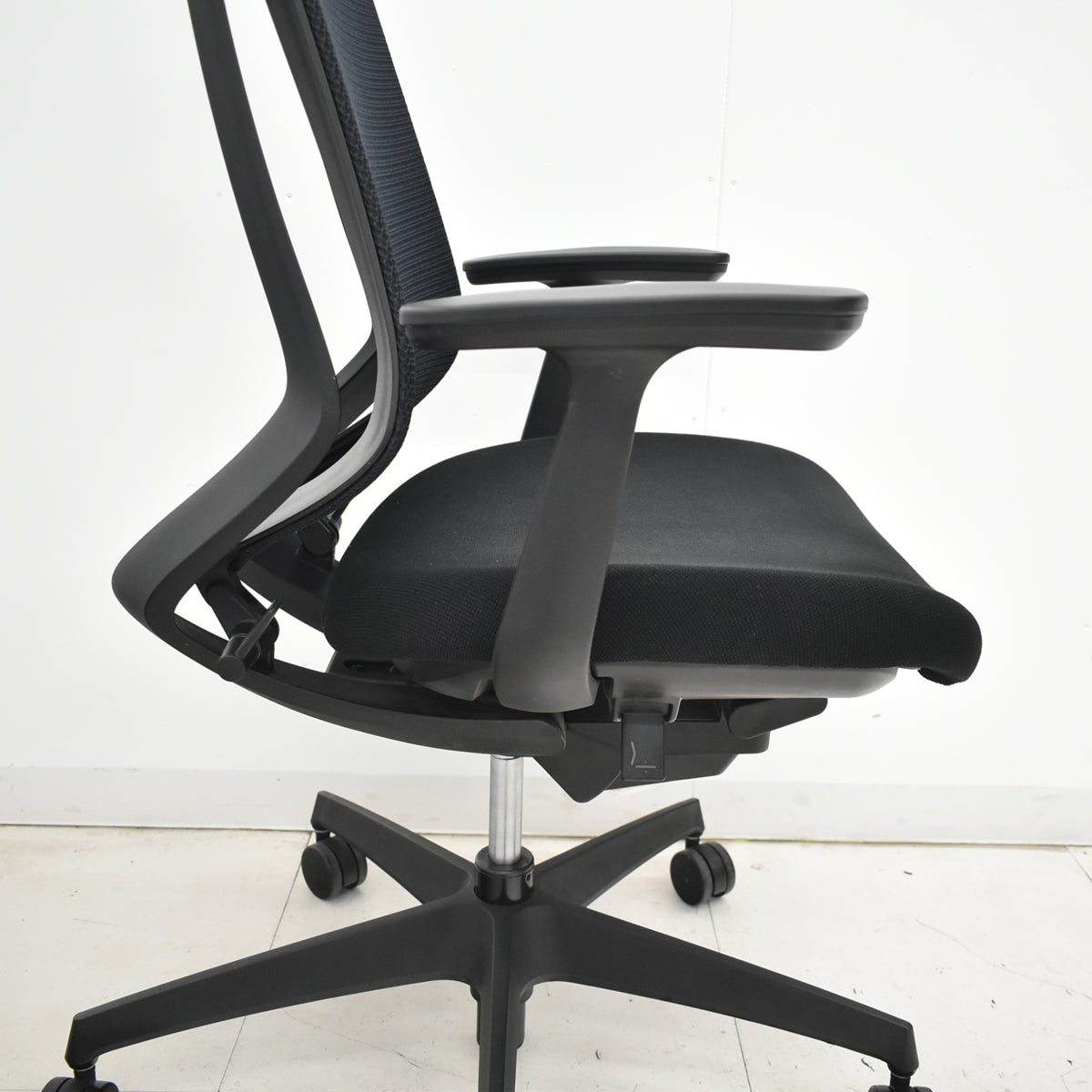 【中古】コクヨ　デュオラ　可動肘　ハンガー　ブラック　2025122601【中古オフィス家具】