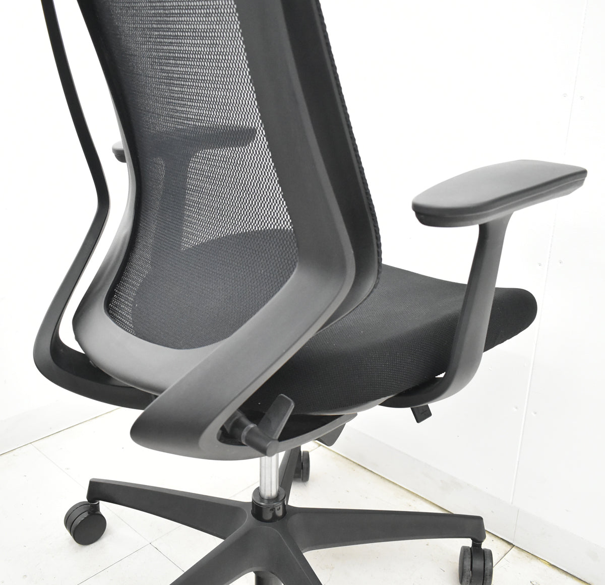 【中古】コクヨ　デュオラ　可動肘　ハンガー　ブラック　2025122601【中古オフィス家具】