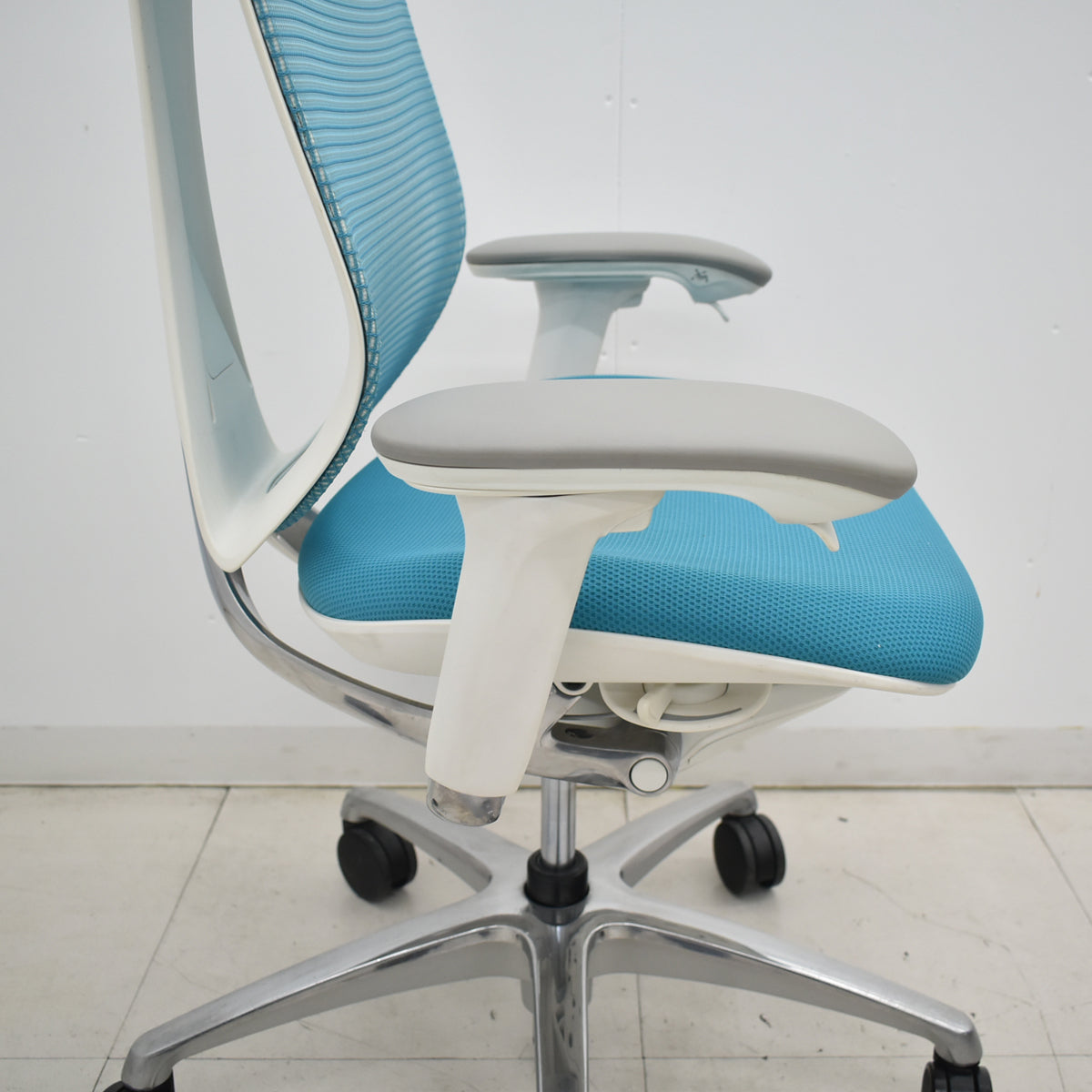 【中古】オカムラ　サブリナ　スマートオペレーション　可動肘　ポリッシュ　ブルーグリーン　2025122901【中古オフィス家具】