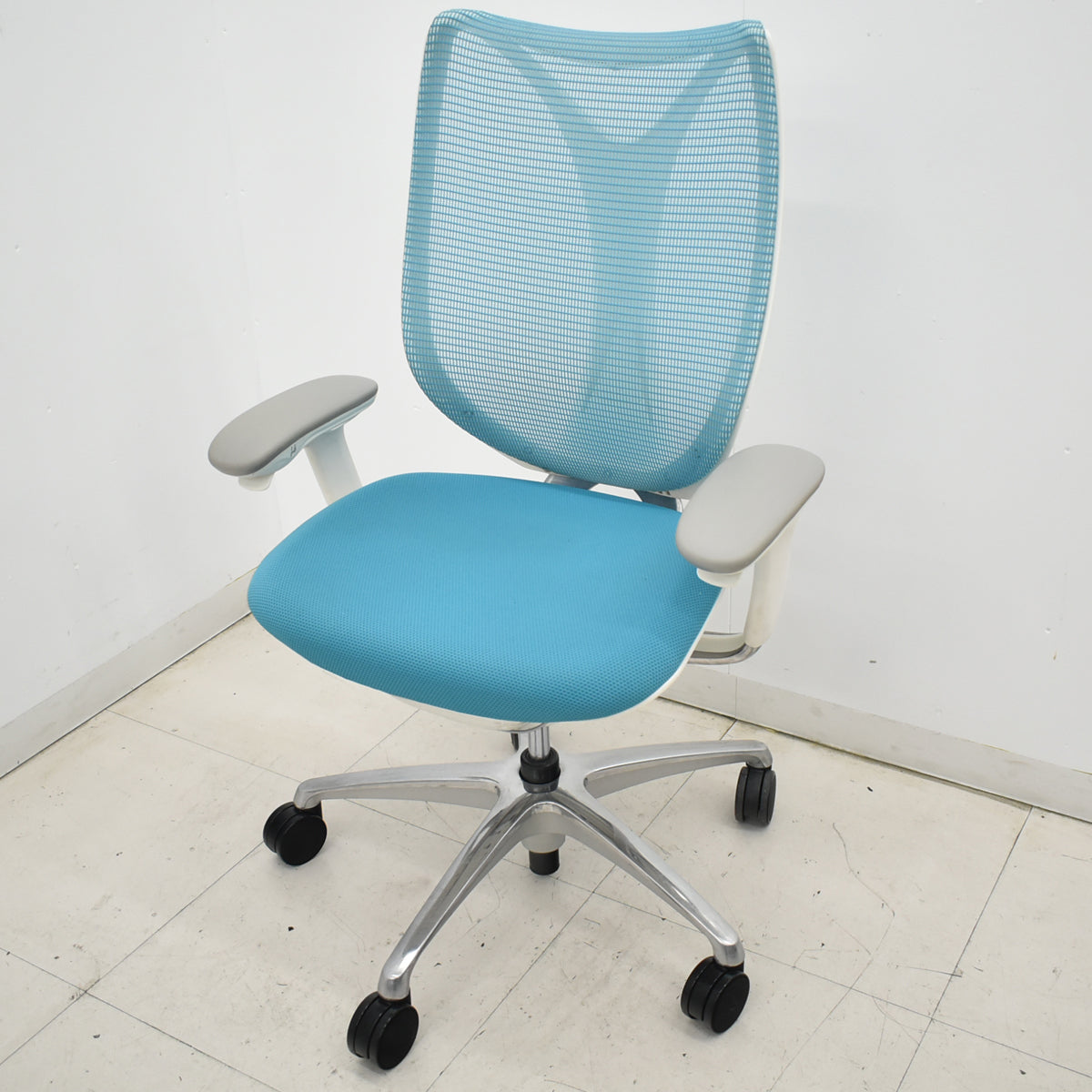 【中古】オカムラ　サブリナ　スマートオペレーション　可動肘　ポリッシュ　ブルーグリーン　2025122901【中古オフィス家具】