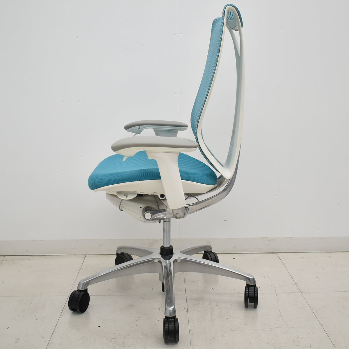 【中古】オカムラ　サブリナ　スマートオペレーション　可動肘　ポリッシュ　ブルーグリーン　2025122901【中古オフィス家具】