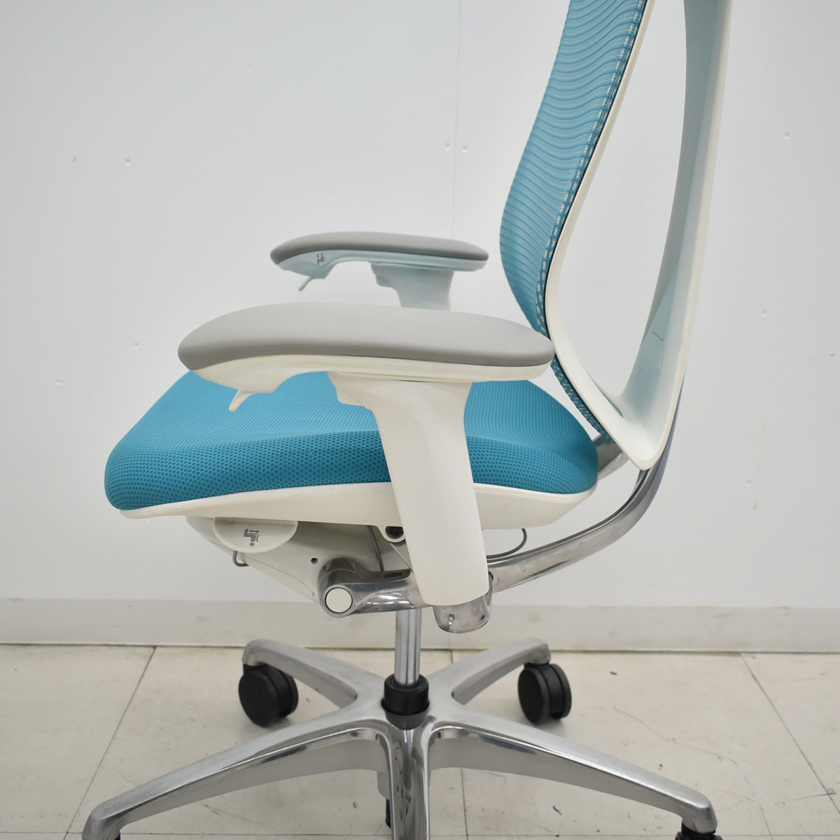 【中古】オカムラ　サブリナ　スマートオペレーション　可動肘　ポリッシュ　ブルーグリーン　2025122901【中古オフィス家具】