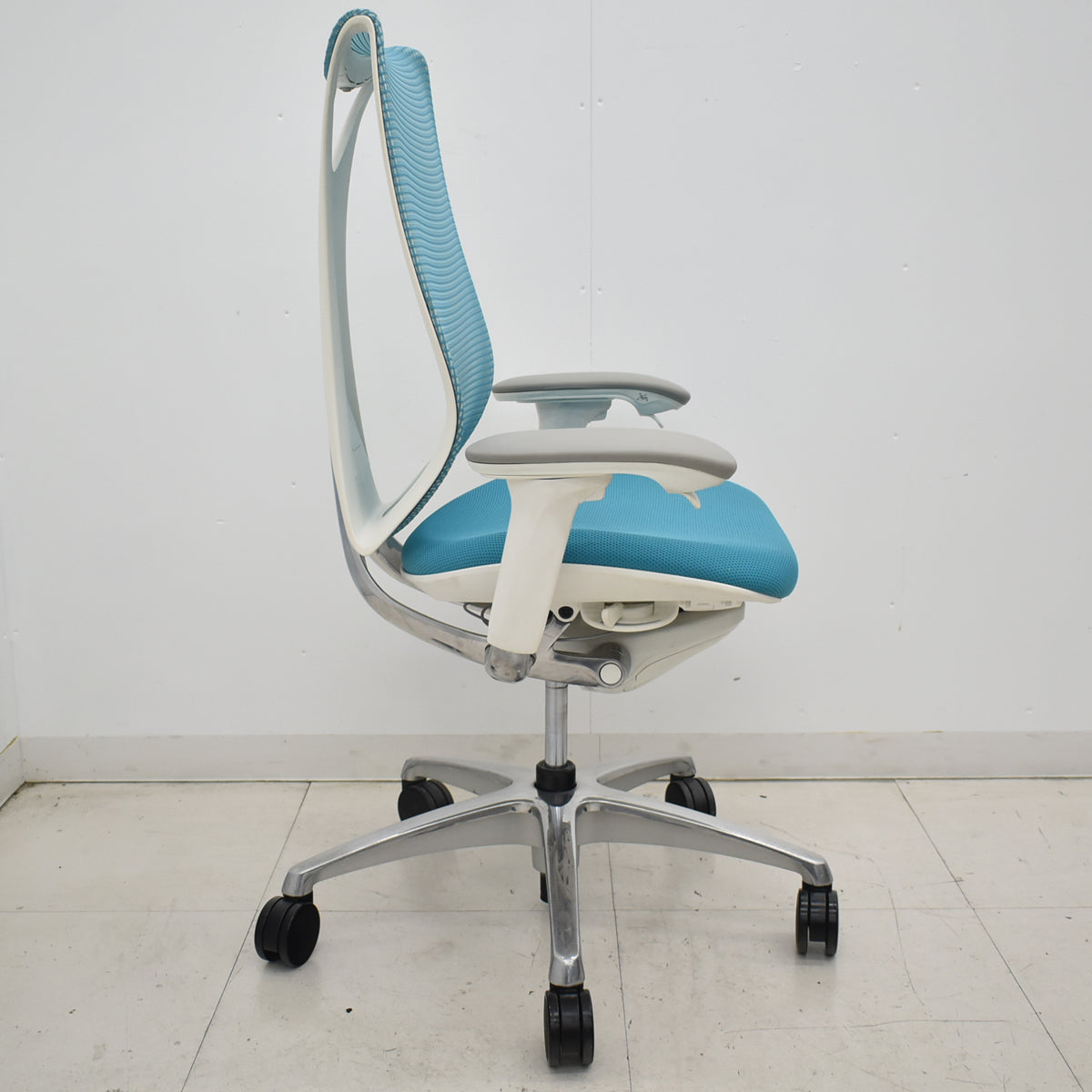 【中古】オカムラ　サブリナ　スマートオペレーション　可動肘　ポリッシュ　ブルーグリーン　2025122901【中古オフィス家具】