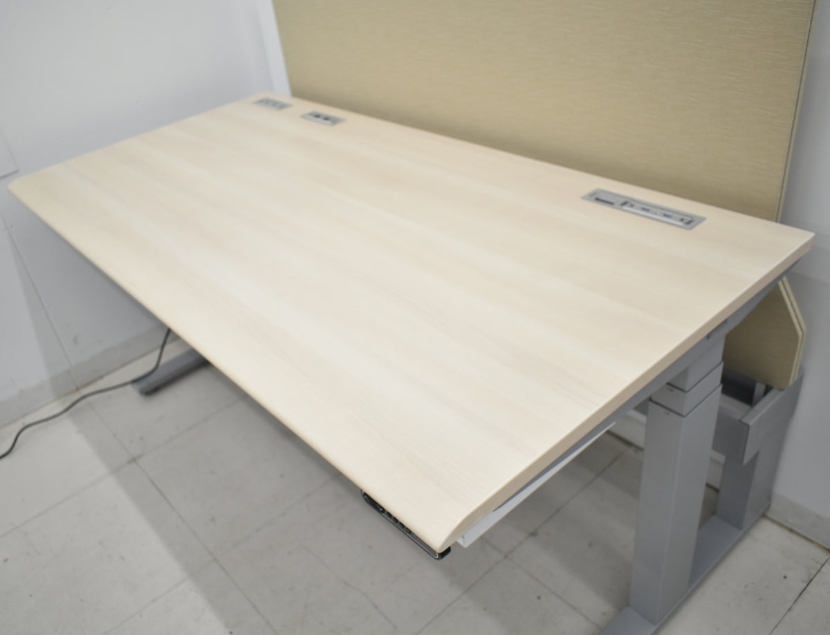 【中古】オカムラ　スイフト　電動昇降デスク　デスクトップパネル付　ボタンタイプ（インジケーター、メモリー機能付）スムースフォルムエッジ　幅1550　2025122902【中古オフィス家具】