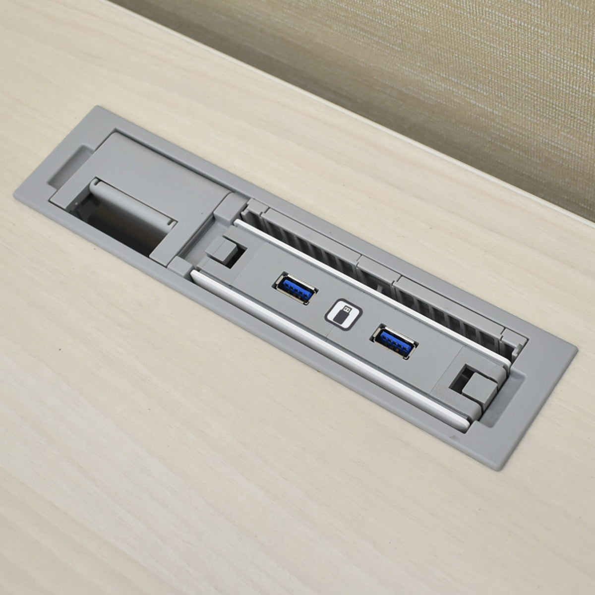 【中古】オカムラ　スイフト　電動昇降デスク　デスクトップパネル付　ボタンタイプ（インジケーター、メモリー機能付）スムースフォルムエッジ　幅1550　2025122902【中古オフィス家具】