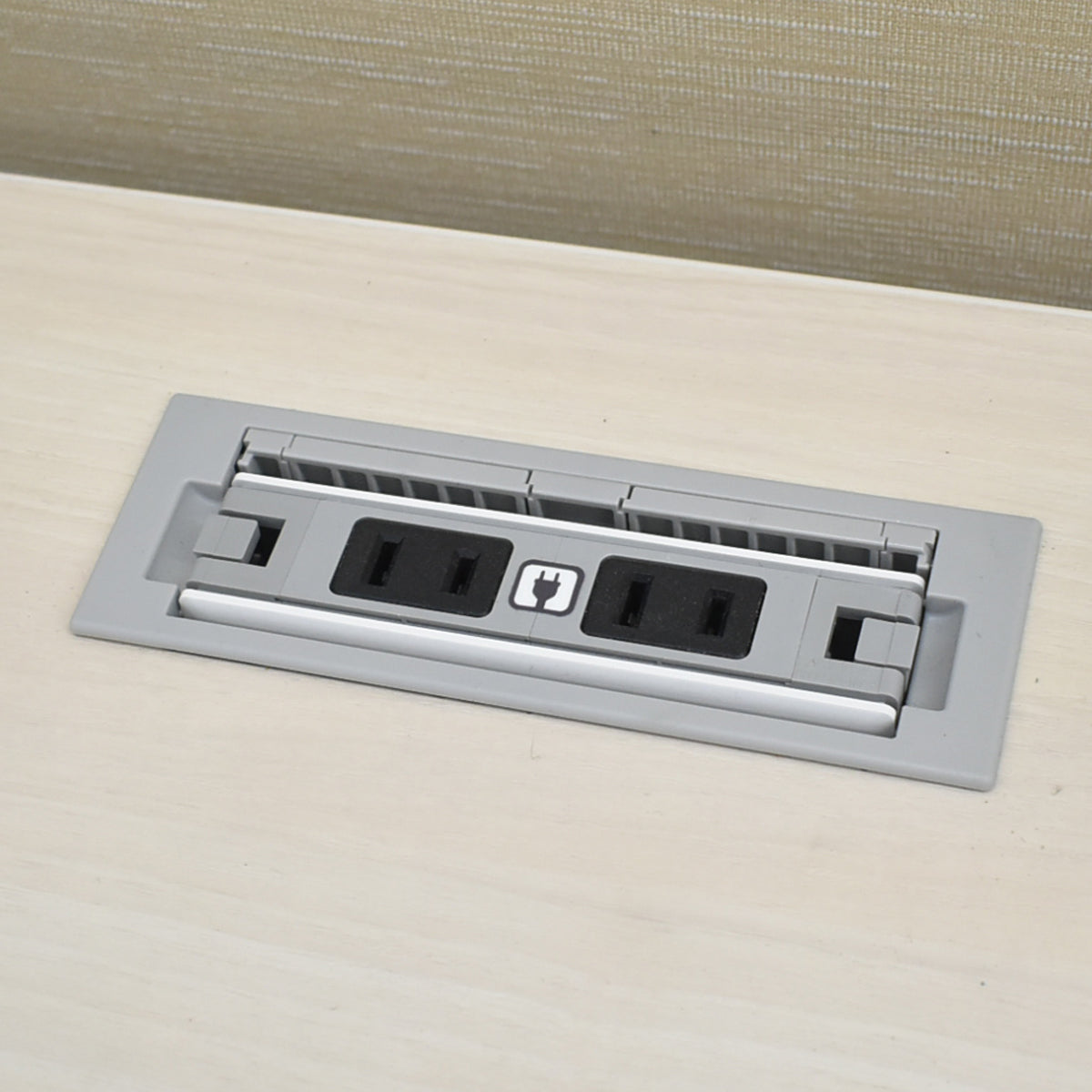 【中古】オカムラ　スイフト　電動昇降デスク　デスクトップパネル付　ボタンタイプ（インジケーター、メモリー機能付）スムースフォルムエッジ　幅1550　2025122902【中古オフィス家具】