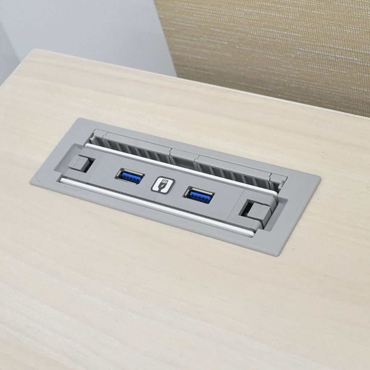 【中古】オカムラ　スイフト　電動昇降デスク　デスクトップパネル付　ボタンタイプ（インジケーター、メモリー機能付）スムースフォルムエッジ　幅1550　2025122902【中古オフィス家具】