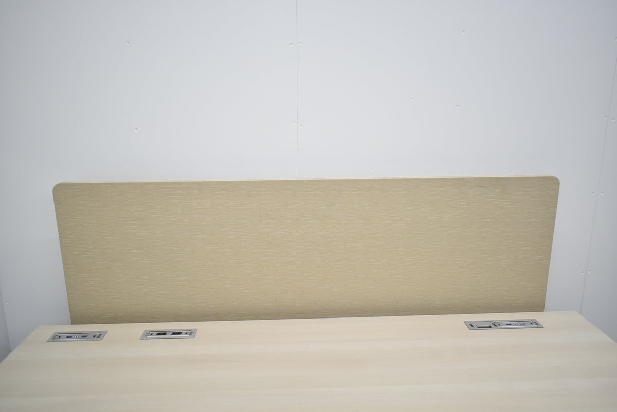 【中古】オカムラ　スイフト　電動昇降デスク　デスクトップパネル付　ボタンタイプ（インジケーター、メモリー機能付）スムースフォルムエッジ　幅1550　2025122902【中古オフィス家具】