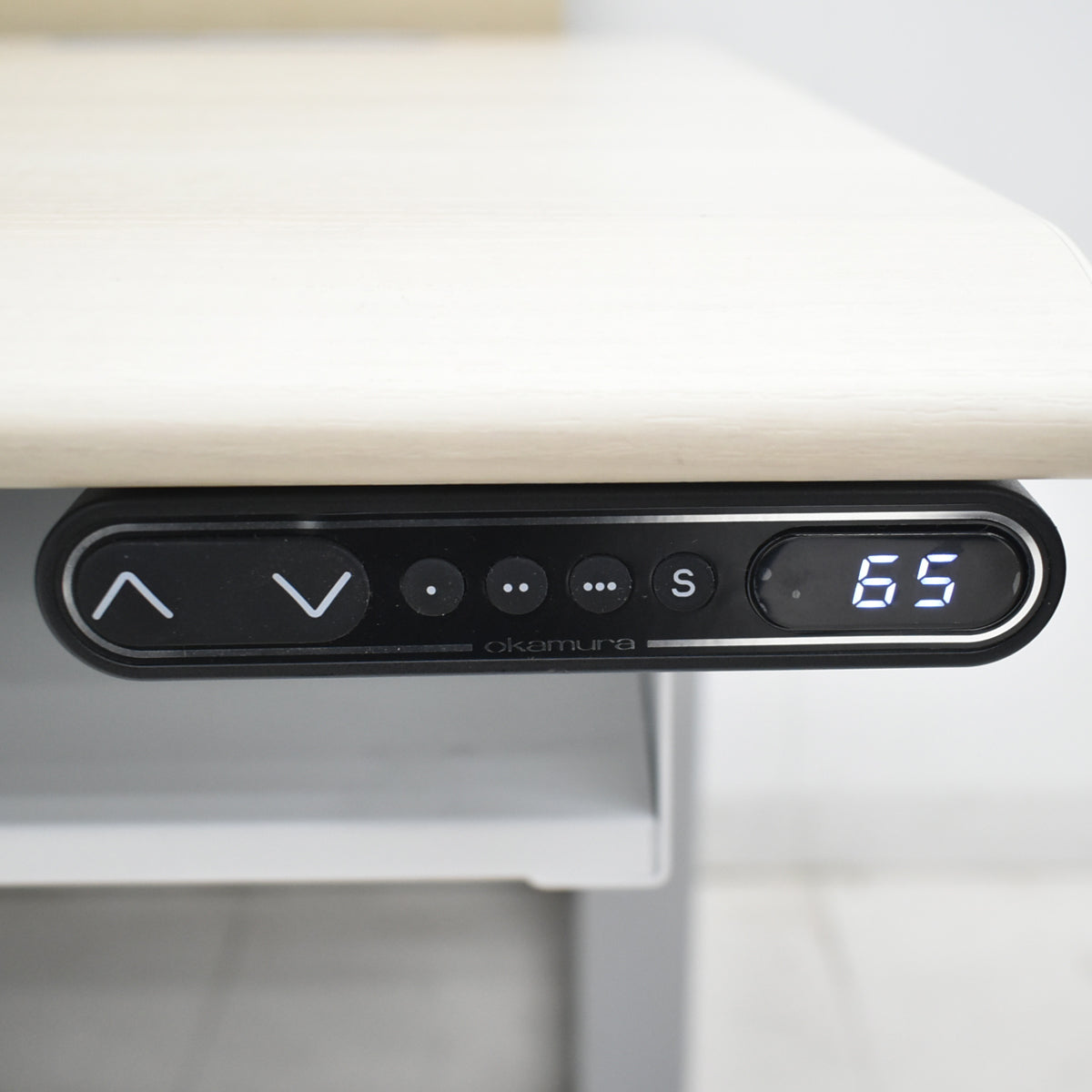 【中古】オカムラ　スイフト　電動昇降デスク　デスクトップパネル付　ボタンタイプ（インジケーター、メモリー機能付）スムースフォルムエッジ　幅1550　2025122902【中古オフィス家具】