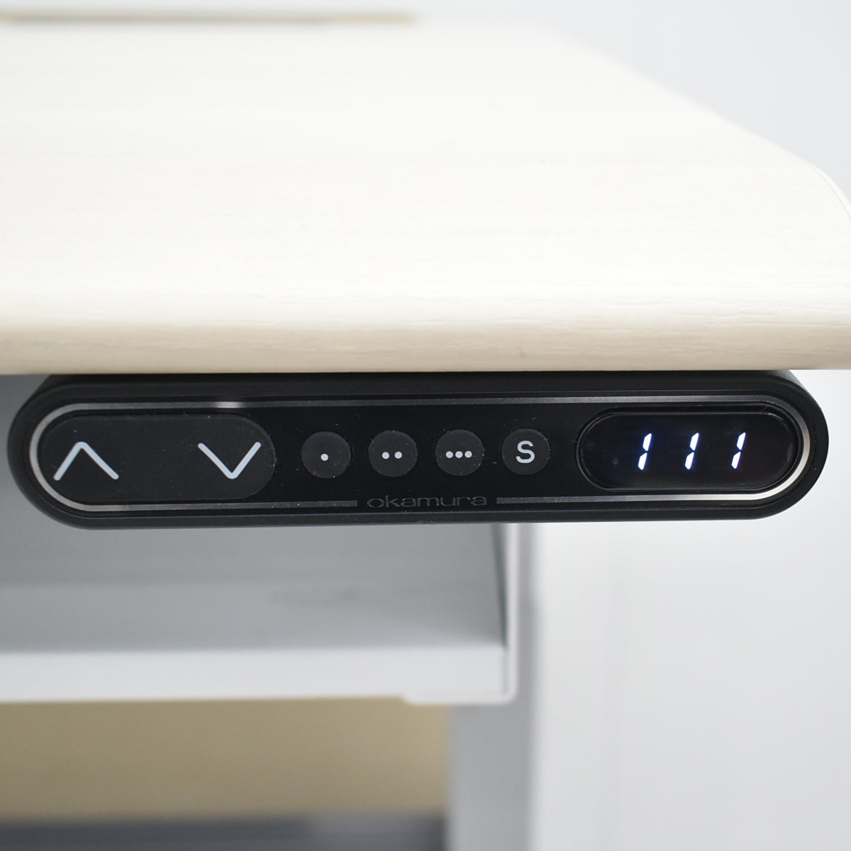 【中古】オカムラ　スイフト　電動昇降デスク　デスクトップパネル付　ボタンタイプ（インジケーター、メモリー機能付）スムースフォルムエッジ　幅1550　2025122902【中古オフィス家具】