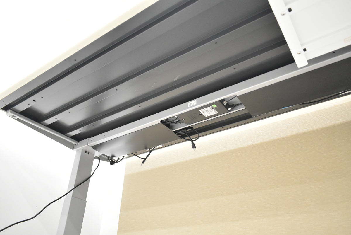 【中古】オカムラ　スイフト　電動昇降デスク　デスクトップパネル付　ボタンタイプ（インジケーター、メモリー機能付）スムースフォルムエッジ　幅1550　2025122902【中古オフィス家具】