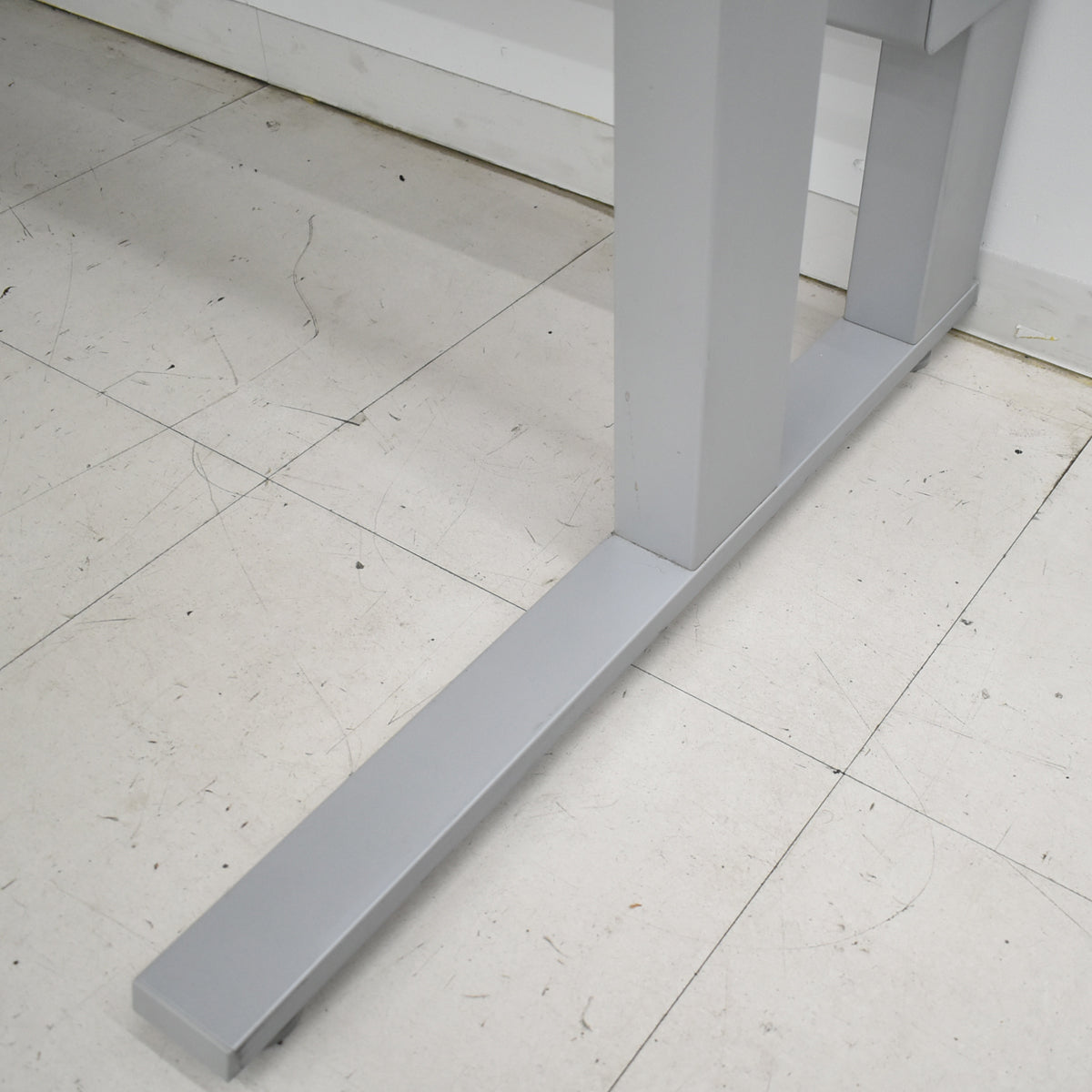 【中古】オカムラ　スイフト　電動昇降デスク　デスクトップパネル付　ボタンタイプ（インジケーター、メモリー機能付）スムースフォルムエッジ　幅1550　2025122902【中古オフィス家具】