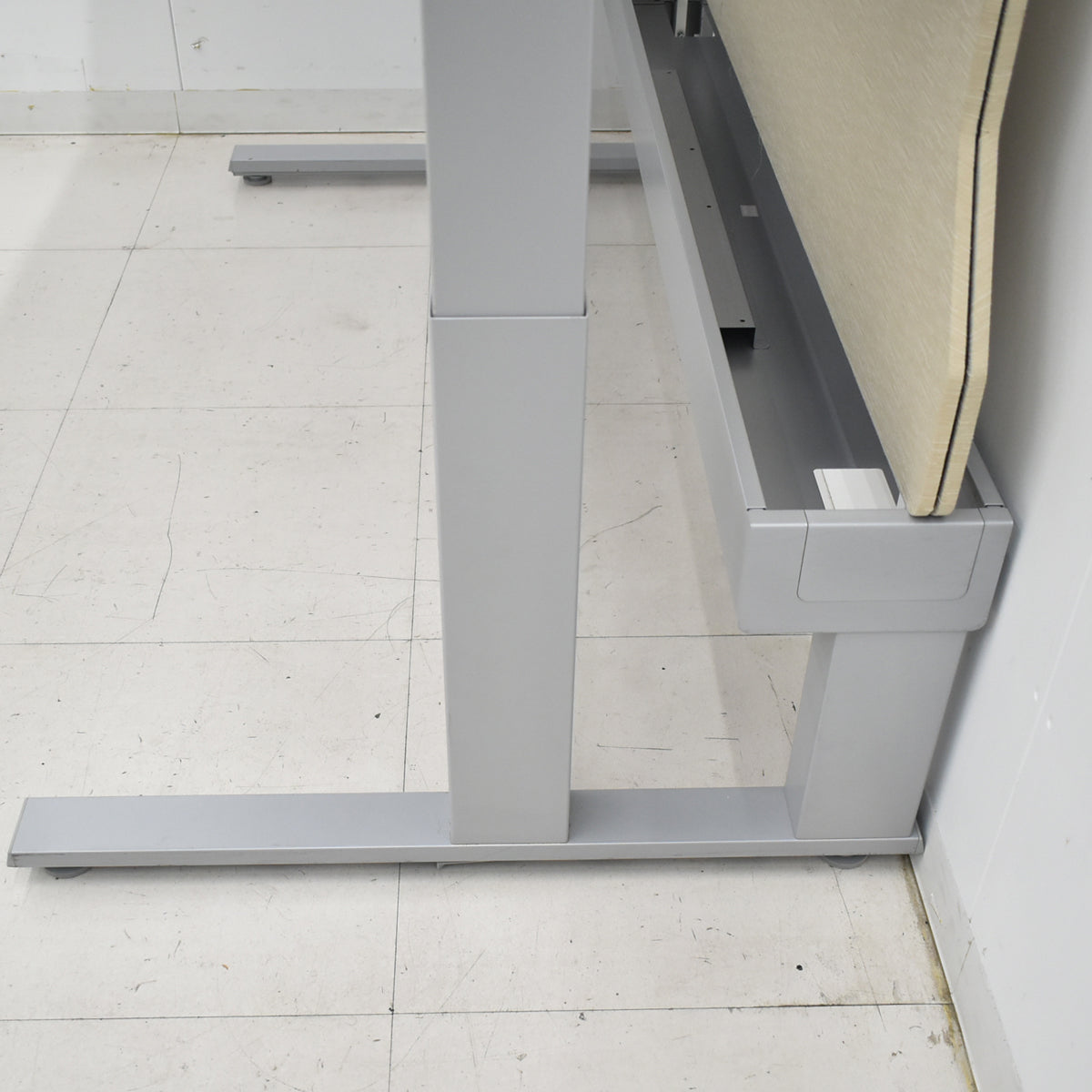 【中古】オカムラ　スイフト　電動昇降デスク　デスクトップパネル付　ボタンタイプ（インジケーター、メモリー機能付）スムースフォルムエッジ　幅1550　2025122902【中古オフィス家具】