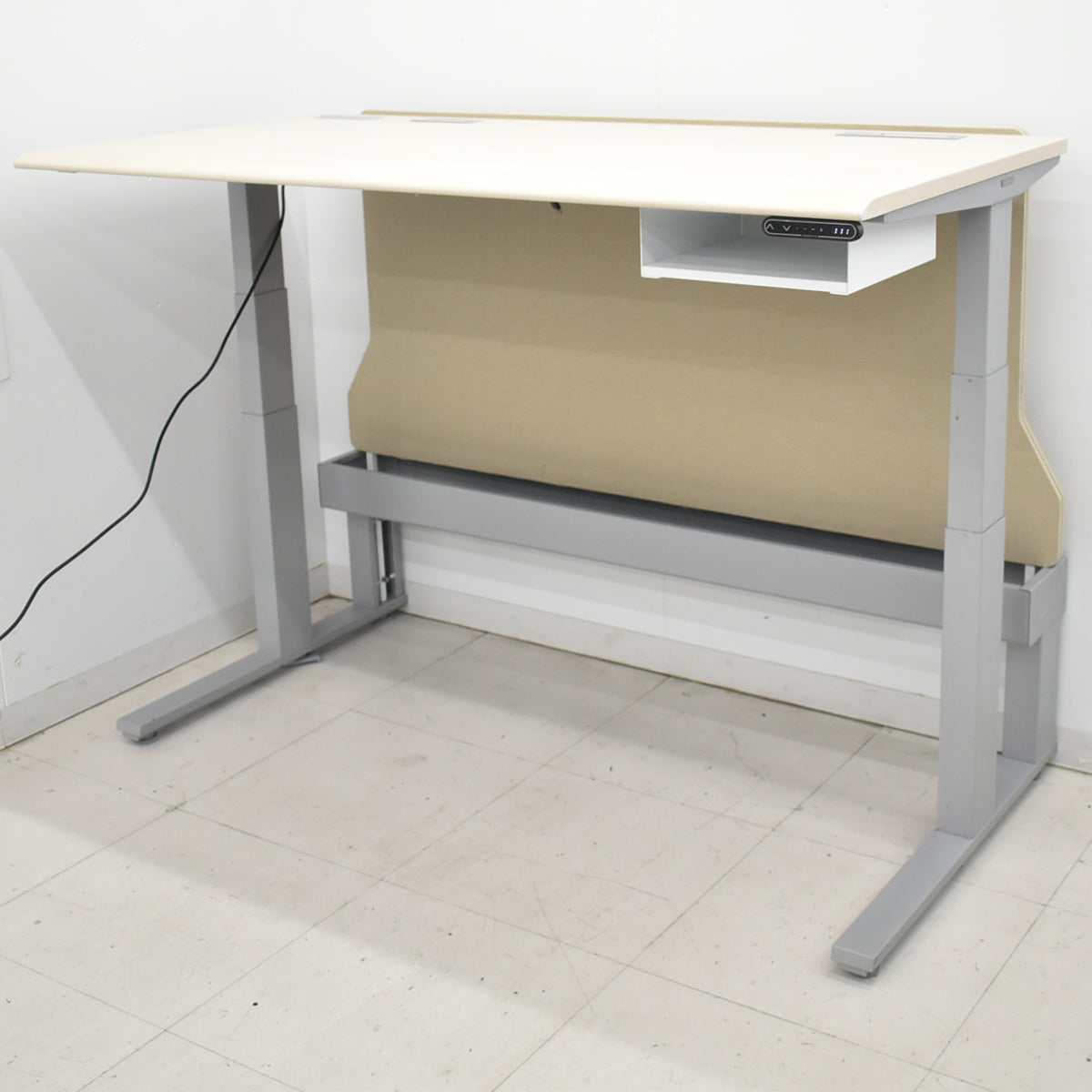 【中古】オカムラ　スイフト　電動昇降デスク　デスクトップパネル付　ボタンタイプ（インジケーター、メモリー機能付）スムースフォルムエッジ　幅1550　2025122902【中古オフィス家具】