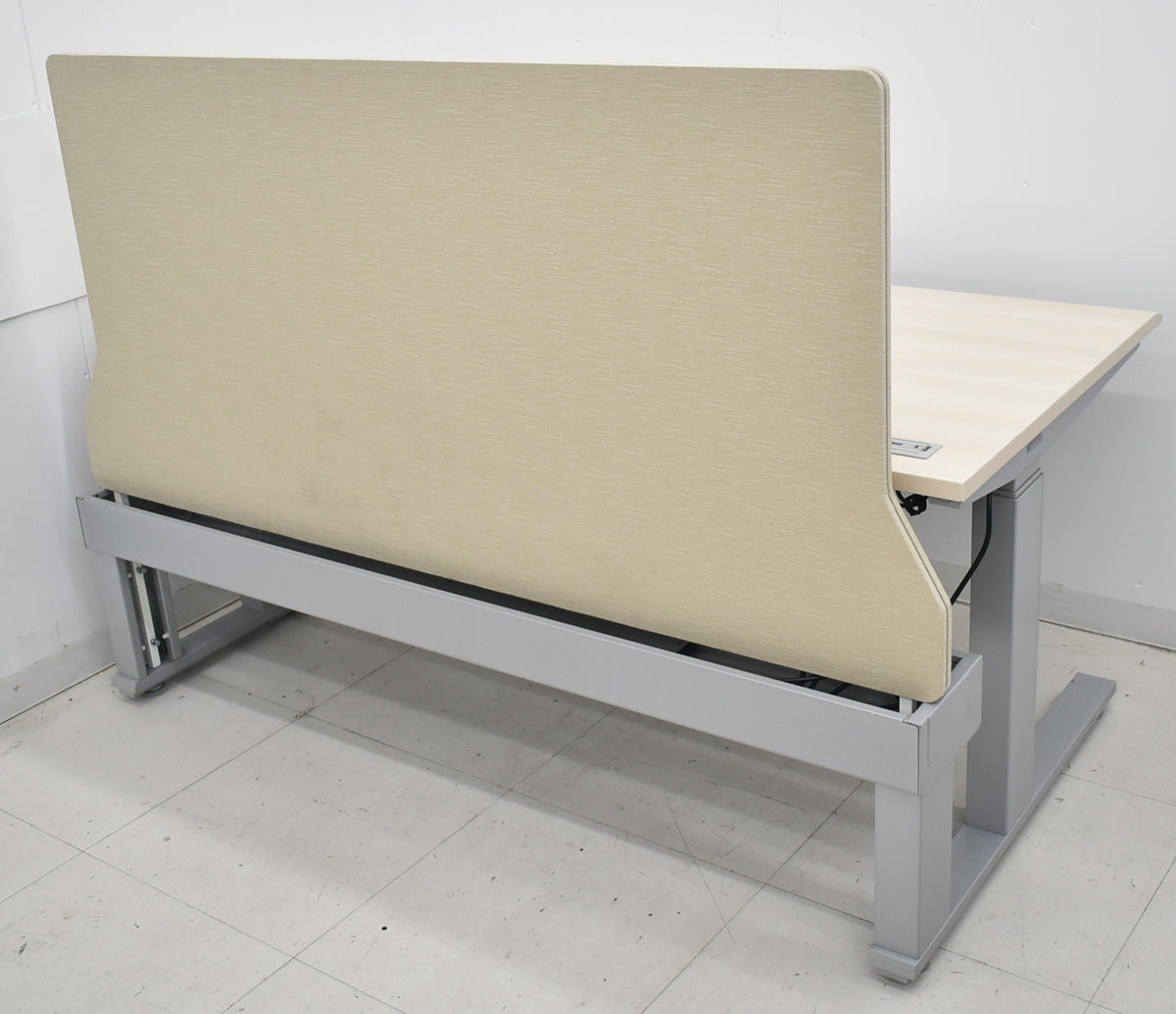 【中古】オカムラ　スイフト　電動昇降デスク　デスクトップパネル付　ボタンタイプ（インジケーター、メモリー機能付）スムースフォルムエッジ　幅1550　2025122902【中古オフィス家具】