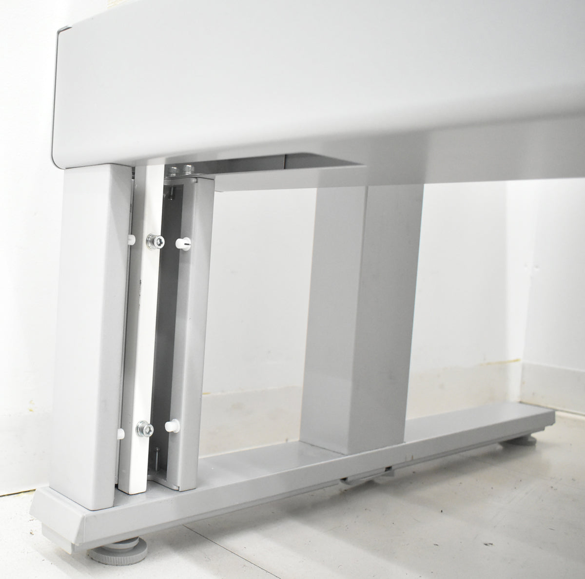 【中古】オカムラ　スイフト　電動昇降デスク　デスクトップパネル付　ボタンタイプ（インジケーター、メモリー機能付）スムースフォルムエッジ　幅1550　2025122902【中古オフィス家具】