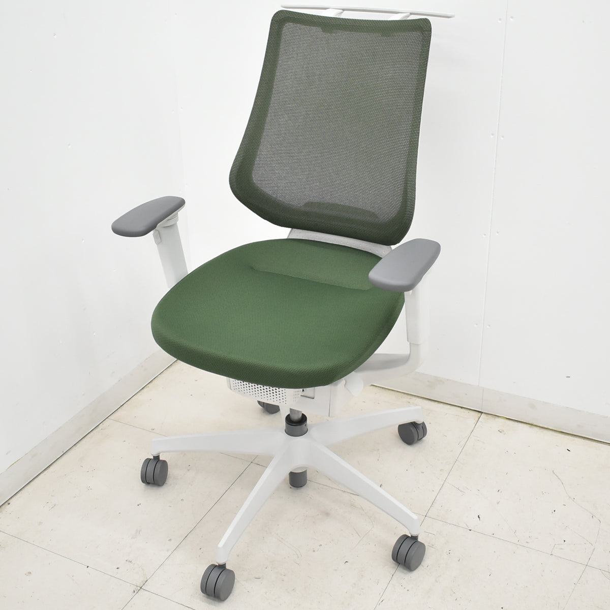 【中古】コクヨ　イング　可動肘　バーチカルタイプ　ハンガー　2020年製　グリーン　2026010602【中古オフィス家具】