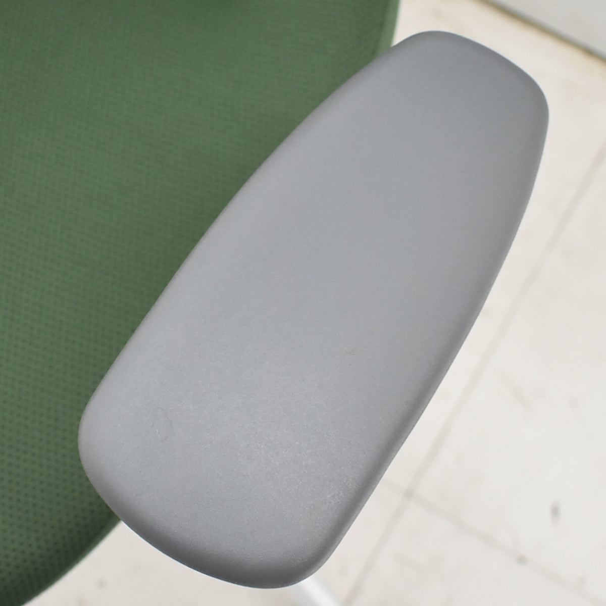 【中古】コクヨ　イング　可動肘　バーチカルタイプ　ハンガー　2020年製　グリーン　2026010602【中古オフィス家具】