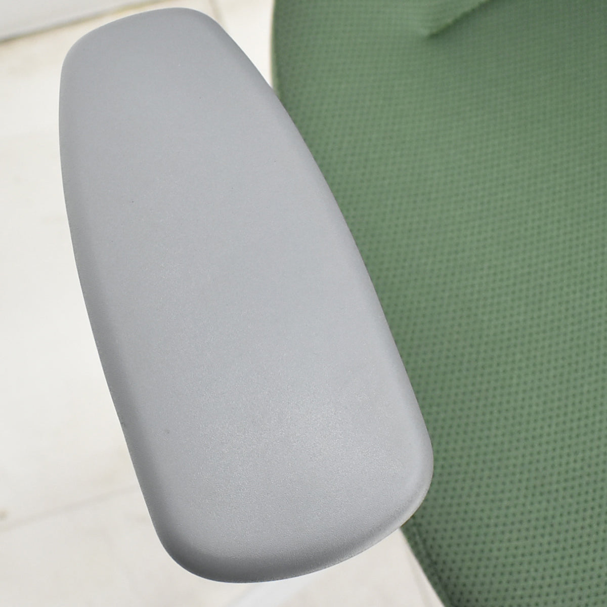 【中古】コクヨ　イング　可動肘　バーチカルタイプ　ハンガー　2020年製　グリーン　2026010602【中古オフィス家具】