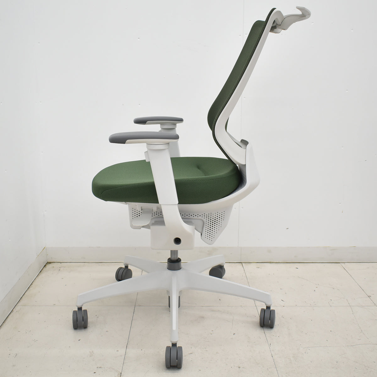 【中古】コクヨ　イング　可動肘　バーチカルタイプ　ハンガー　2020年製　グリーン　2026010602【中古オフィス家具】