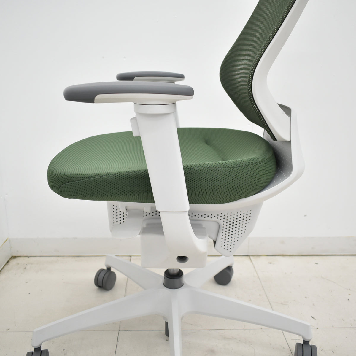 【中古】コクヨ　イング　可動肘　バーチカルタイプ　ハンガー　2020年製　グリーン　2026010602【中古オフィス家具】