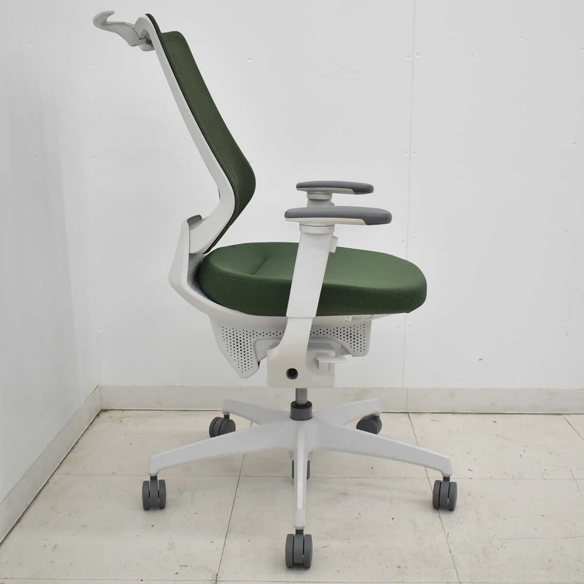 【中古】コクヨ　イング　可動肘　バーチカルタイプ　ハンガー　2020年製　グリーン　2026010602【中古オフィス家具】