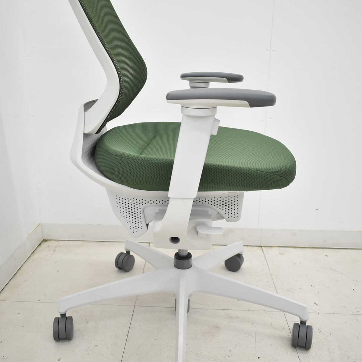 【中古】コクヨ　イング　可動肘　バーチカルタイプ　ハンガー　2020年製　グリーン　2026010602【中古オフィス家具】