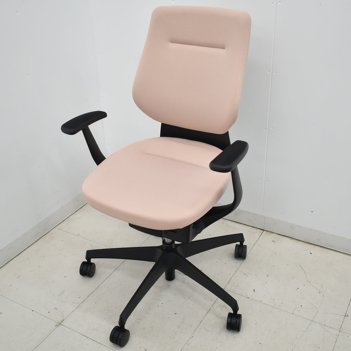 【中古】コクヨ　イング　固定肘　バーチカルタイプ　アッシュピンク　2026010603【中古オフィス家具】