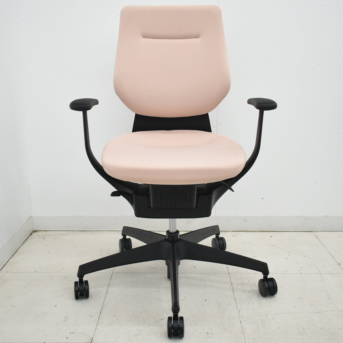 【中古】コクヨ　イング　固定肘　バーチカルタイプ　アッシュピンク　2026010603【中古オフィス家具】