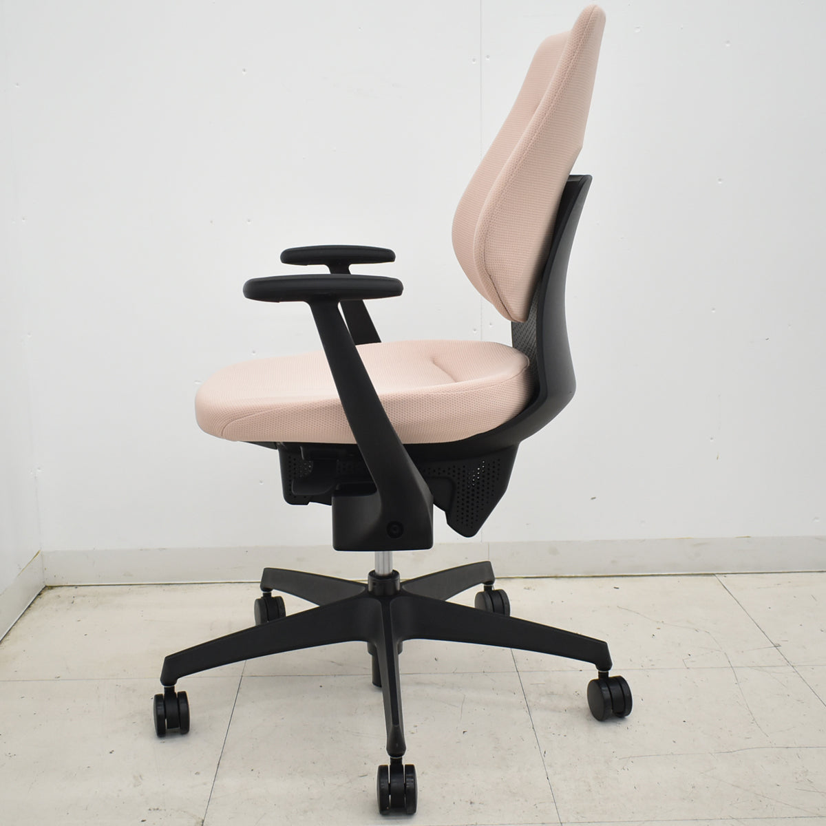 【中古】コクヨ　イング　固定肘　バーチカルタイプ　アッシュピンク　2026010603【中古オフィス家具】